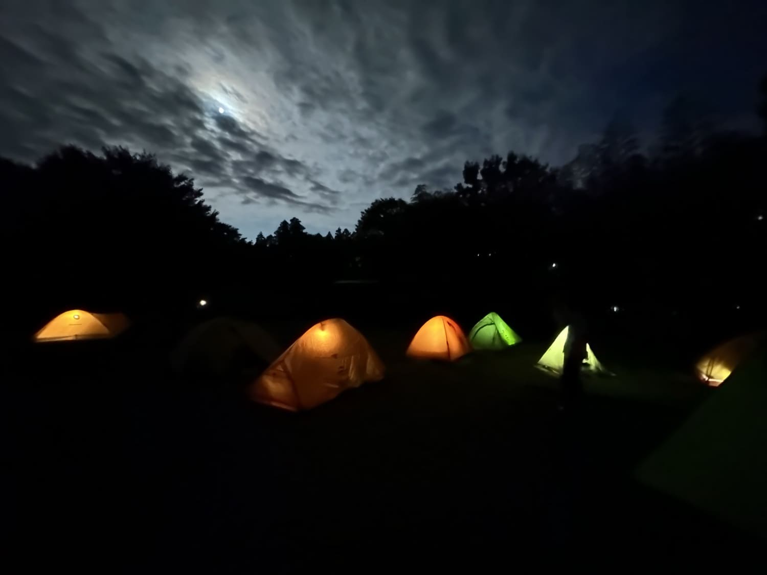 夕暮れに灯るテント(はじめてキャンプ)